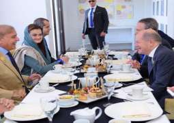 رئیس الوزراء شھباز شریف یشارک بمائدة مستدیرة مع نظیرہ النرویجي علی ھامش قمة COP27