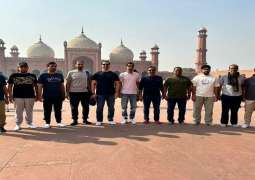 شاھد : سفیر دولة الامارات لدی باکستان یزور المسجد الملکي بمدینة لاھور