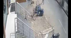 Video of girl jumping off moving rickshaw goes viral