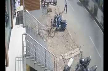 Video of girl jumping off moving rickshaw goes viral