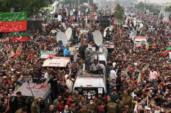 رئیس الوزراء السابق عمران خان سیلتقی کلمة أمام الآلاف من أنصارہ فی مدینة روالبندي