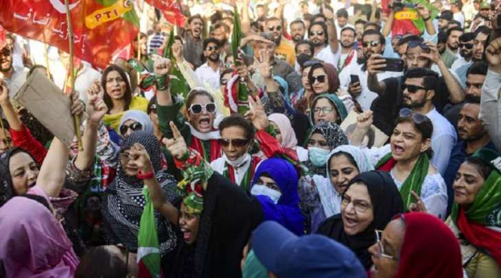 شاھد : احتجاجات حاشدة لأنصار عمران خان بعد محاولة اغتیالہ خلال المسیرة الاحتجاجیة