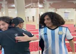 شاھد :اعلان مشجع أرجنتیني اعتناقہ الاسلام بعد حضورہ صلاة الفجر في دولة قطر
