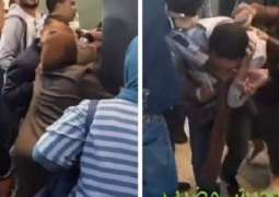 امرأة مصریة تضرب شابا بالحذاء بعد تحرش بابنتھا دخل المطعم