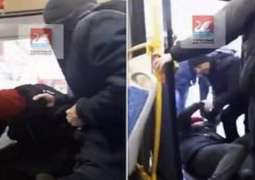 شاھد مقطع : رجل یجر امرأة روسیة و یرمیھا خارج الحافلة بسبب انتقادھا الحرب بأوکرانیا