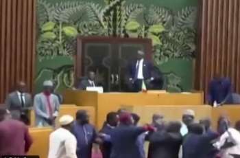 شاھد : مشاجرة بین أعضاء البرلمان السنغالي بسبب صفع أحدھم لزمیلتہ
