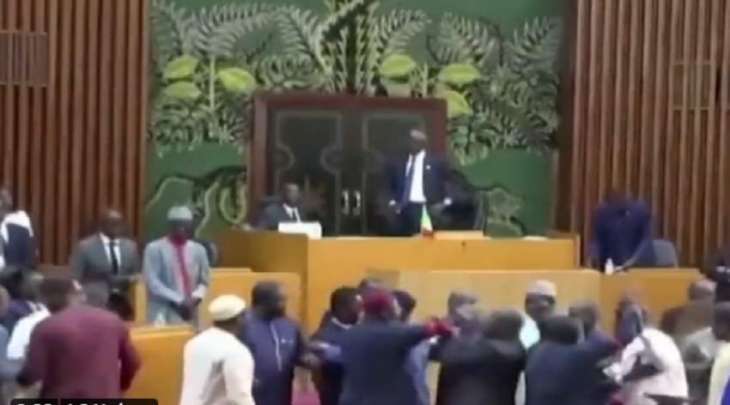 شاھد : مشاجرة بین أعضاء البرلمان السنغالي بسبب صفع أحدھم لزمیلتہ