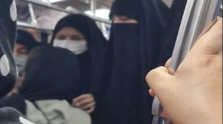 شاھد : نساء یقاومن نساء شرطة الأخلاق و یطردنھن من حافلة فی العاصمة الایرانیة