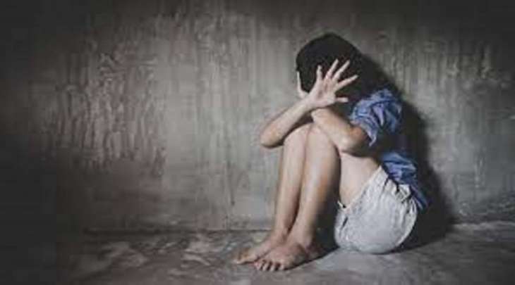 فتاة فلبینیة تتعرض للاغتصاب علی ید رجل فی منطقة صحراویة بدولة الکویت
