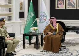 رئیس أرکان الجیش الجنرال عاصم منیر یجتمع مع وزیر الدفاع السعودي خلال زیارة بلادہ