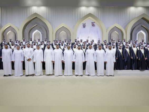 منصور بن محمد يحضر العرس الجماعي لموظفي " الجمارك" و"إقامة دبي"