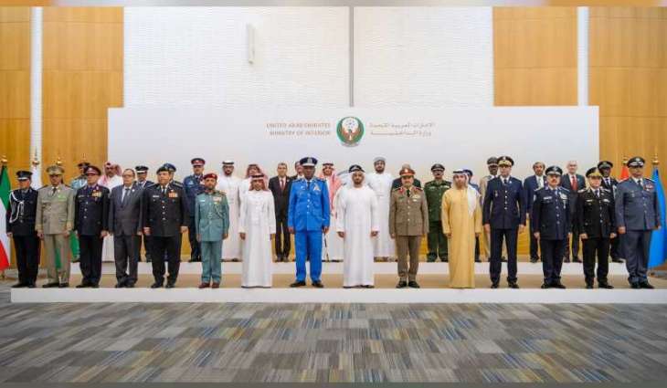 سيف بن زايد يلتقي قادة الشرطة والأمن العرب المجتمعين في أبوظبي