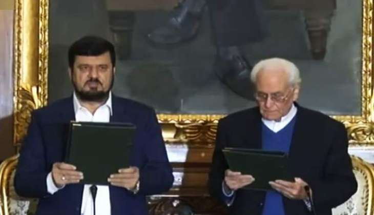 KP governor administers oath to Azam Khan as caretaker CM