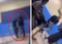 شاھد مقطع : معلم سعودي یعتدي علی طالب بالضرب داخل الفصل فی المدرسة