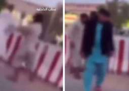 ألقبض علی باکستاني بتھمة الاعتداء علی شاب سعودي بالضرب في منطقة الریاض