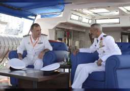 قائد القوات البحرية يلتقي عددا من القادة المشاركين فى “آيدكس"