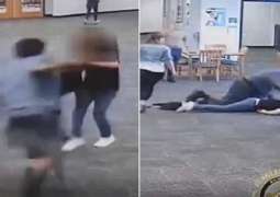 طالب أمریکي یعتدي علی معلمتہ بالضرب حتی أغمی علیھا داخل المدرسة