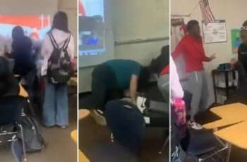 مقطع : مجموعة من الطلاب تعتدي علی معلمة ضربا داخل فصل فی مدرسة أمریکیة