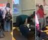 مقطع : مجموعة من الطلاب تعتدي علی معلمة ضربا داخل فصل فی مدرسة أمریکیة