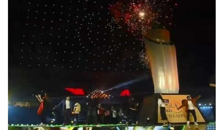 Glittering ceremony of HBL PSL 8 wins hearts
