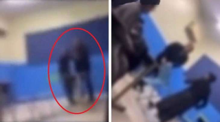شاھد مقطع : معلم سعودي یعتدي علی طالب بالضرب داخل الفصل فی المدرسة