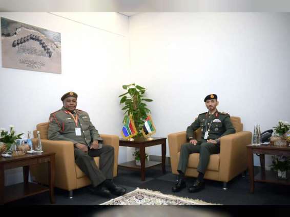 Commander of Land Forces receives senior officials at IDEX 2023