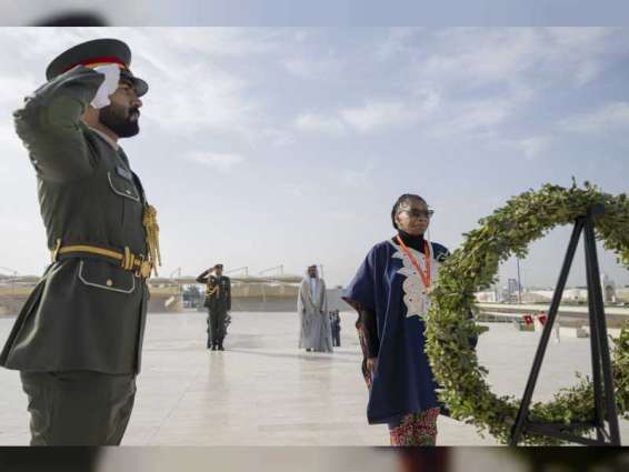 خليفة بن طحنون يستقبل وزيرة دفاع جنوب أفريقيا في واحة الكرامة