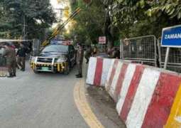 شرطة اسلام آباد تصل مقر اقامة رئیس الوزراء السابق عمران خان لاعتقالہ