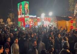 موٴید حزب الانصاف یتظاھرون أمام منزل عمران خان بعد محاولة الشرطة اعتقالہ