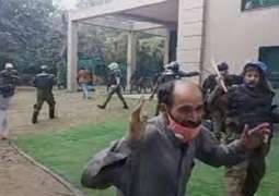 الشرطة تقتحم منزل رئیس الوزراء السابق عمران خان بمدینة لاھور