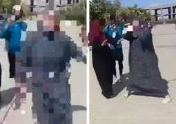 شاھد : امرأة مصریة تعتدي علی شخص قائلة ” أنت جاي تخبط علی باب بیتي “