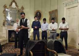 رئیس وزراء اسکتلندا یوٴم أفراد عائلتہ لصلاة التراویح داخل منزلہ