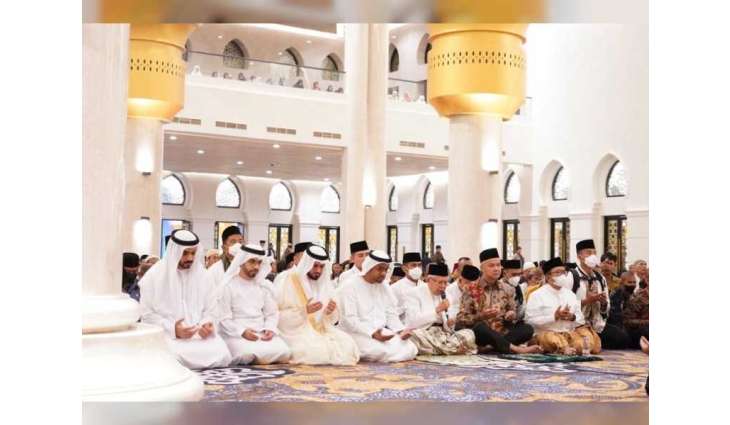 جامع الشيخ زايد الكبير في سولو الإندونيسية يحتفي بليلة الإسراج والمعراج