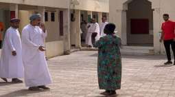 عامة أفریقیة تقتحم مدرسة عمانیة و تھدد أعضاء ھیئة التدریس بسکین