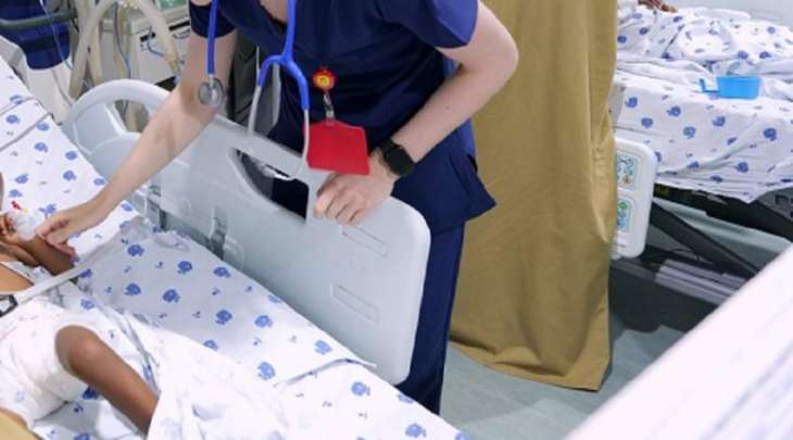 ممرضة بریطانیة تثیر جدلا بعد محاولة قتل رضیعة بعد ولادتھا بساعتین