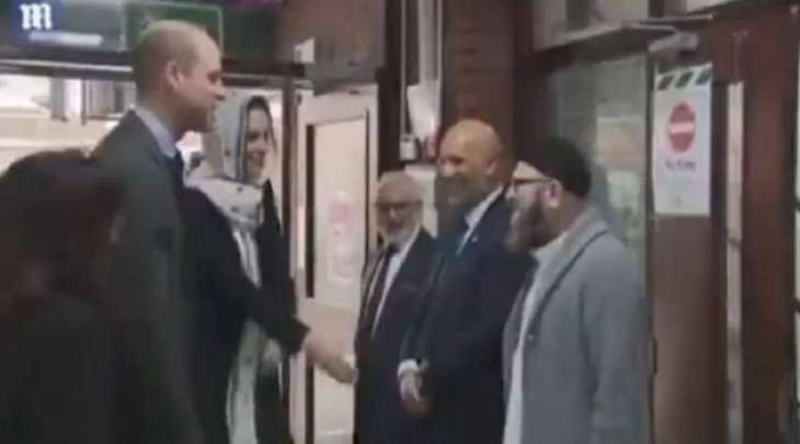 شاھد مقطع : امام مسجد یرفض مصافحة زوجة ولي العھد البریطاني في لندن