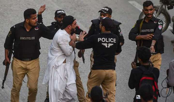Pakistani Police Clash With Khan's Supporters During Attempted Arrest - Reports