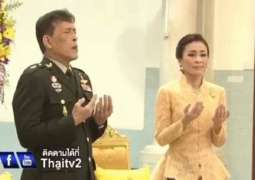ملک تایلند و زوجتہ البوذیان یحضران دعاء صلاة التروایح مع المسلمین