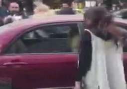 امرأة سوریة تعتدي علی شرطي مرور أثناء ممارسة مھام عملہ فی أحد الشوارع