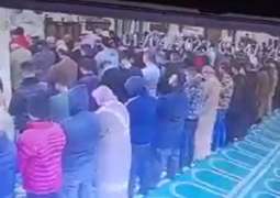 شاھد مقطع : وفاة رجل أردني أثناء أداء صلاة الفجر داخل المسجد