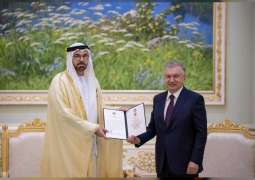 رئيس أوزبكستان يمنح محمد القرقاوي وسام الصداقة من الدرجة العليا