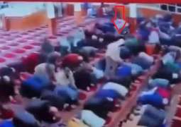 شاھد : امام مسجد یتعرض للطعن علی ید شخص أثناء صلاة الفجر فی ولایة أمریکیة نیوجیرسي