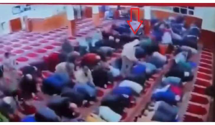 شاھد : امام مسجد یتعرض للطعن علی ید شخص أثناء صلاة الفجر فی ولایة أمریکیة نیوجیرسي