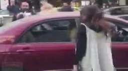 امرأة سوریة تعتدي علی شرطي مرور أثناء ممارسة مھام عملہ فی أحد الشوارع
