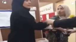 شاھد : غضب طالبة تجاہ معلمة بسبب أخذھا الجوال منھا داخل مدرسة فی العراق