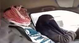 امرأة منقبة تتعرض للتحرش من قبل شخصین داخل سیارة في سوریا