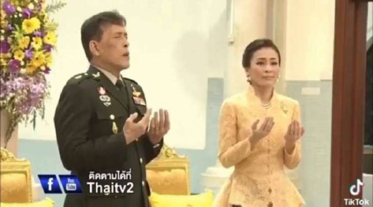 ملک تایلند و زوجتہ البوذیان یحضران دعاء صلاة التروایح مع المسلمین
