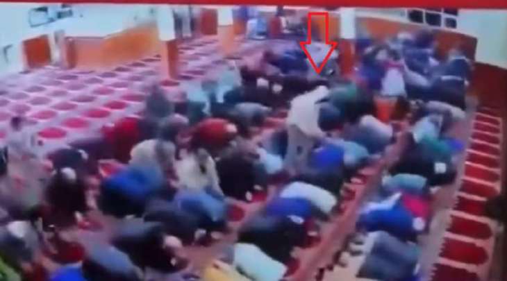 شاھد : امام مسجد یتعرض للطعن علی ید شخص أثناء صلاة الفجر فی ولایة أمریکیة نیوجیرسي