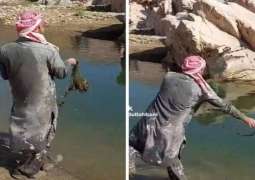 شاھد : باکستاني یصطاد الأسماک من داخل وادي ذھیب بالسعودیة
