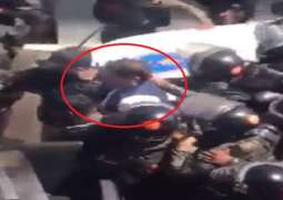 مقطع : لحظة اعتقال رئیس الوزراء السابق عمران خان من أمام المحکمة
